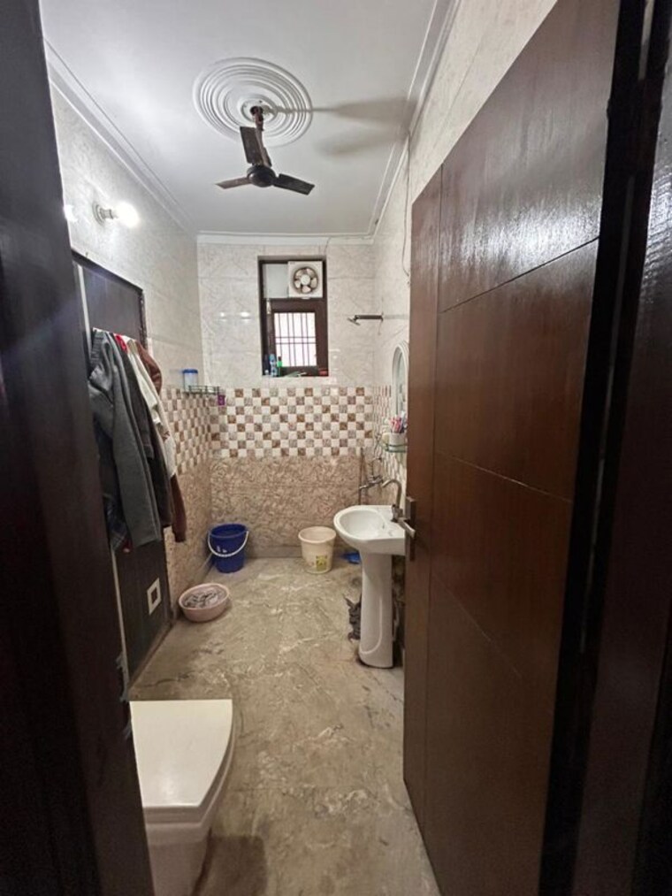 Bathroom, green fields colony 3 Bedroom 1980 Sq.Ft. Builder Floor In Green Fields Colony Faridabad 9971094