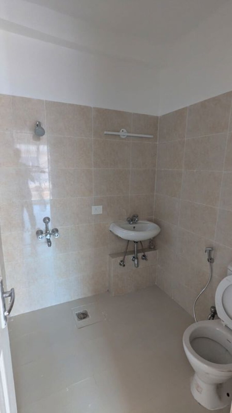 Bathroom, sector 77 4 Bedroom 286 Sq.Yd. Builder Floor In Sector 77 Faridabad 9971154