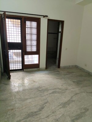 Room in 3 BHK Apartment at Vasant Kunj – for Rent