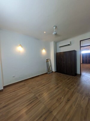 Room in 1 BHK Builder Floor at Dlf Phase I – for Rent