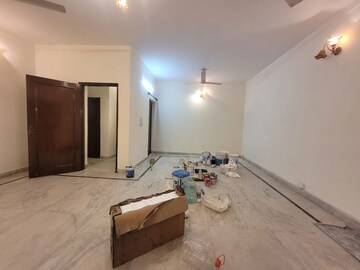 Room in 3 BHK Builder Floor at Panchsheel Enclave – for Rent