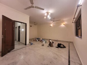 Room in 3 BHK Builder Floor at Panchsheel Enclave – for Rent