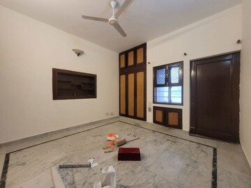 Room in 3 BHK Builder Floor at Panchsheel Enclave – for Rent