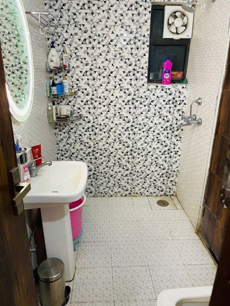Bathroom, rise-organic-homes 3 Bedroom 1750 Sq.Ft. Apartment In Mahurali Ghaziabad 9971334