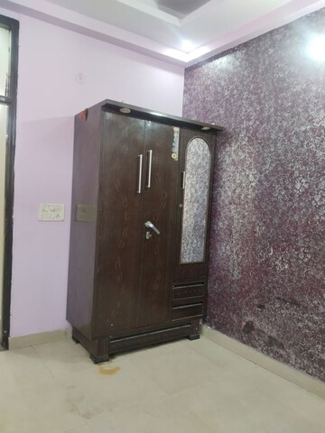 Room in 2 BHK Builder Floor at Niti Khand I – for Rent