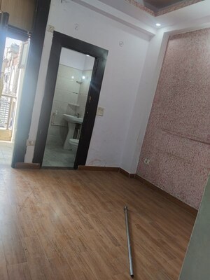 Room in 2 BHK Builder Floor at Niti Khand I – for Rent