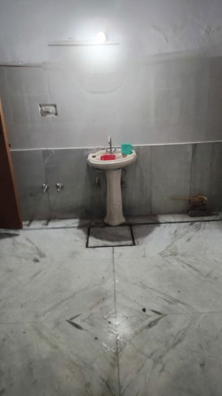 Bathroom, karpuri-puram 2 Bedroom 80 Sq.Yd. Builder Floor In Govindpuram Ghaziabad 9971352