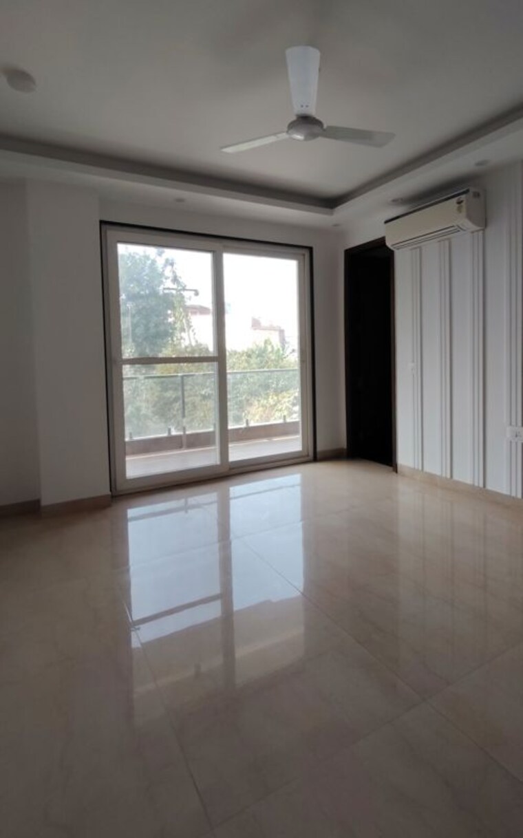 Room, ss-mayfield-gardens 3 Bedroom 240 Sq.Yd. Builder Floor In Sector 51 Gurgaon 9971373