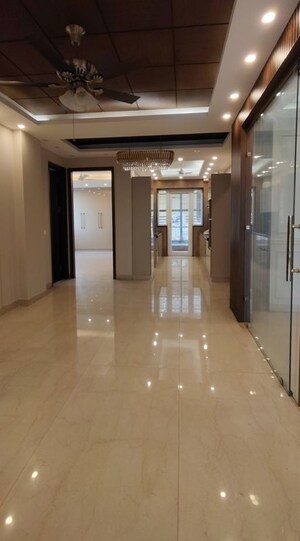 Building Lobby in 3 BHK Builder Floor at SS Mayfield Gardens, Sector 51 – for Sale