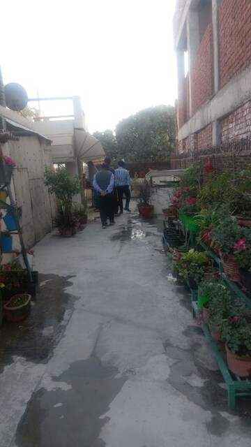 Parking in 3 BHK Builder Floor at Kailash Colony – for Sale