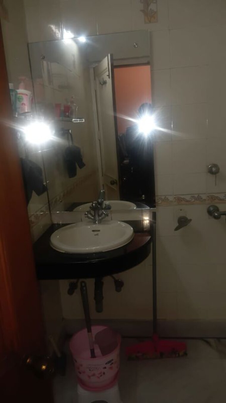 Bathroom, kailash colony 3 Bedroom 1500 Sq.Ft. Builder Floor In Kailash Colony Delhi 9971381