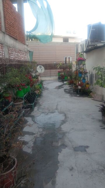 Parking in 3 BHK Builder Floor at Kailash Colony – for Sale