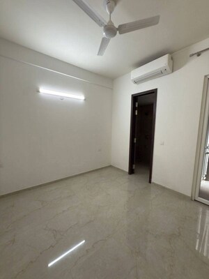 Room in 3 BHK Apartment at Smart World Orchard, Sector 61 – for Rent