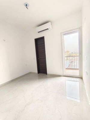 Room in 3 BHK Apartment at Smart World Orchard, Sector 61 – for Rent