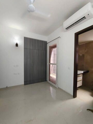 Room in 3 BHK Apartment at Smart World Orchard, Sector 61 – for Rent