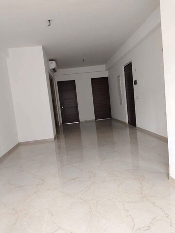 Room in 3 BHK Apartment at Smart World Orchard, Sector 61 – for Rent