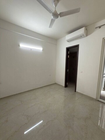 Room in 3 BHK Apartment at Smart World Orchard, Sector 61 – for Rent
