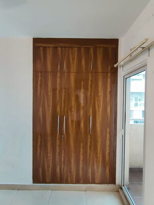 Room in 3 BHK Apartment at Elite Golf Green, Sector 79 – for Sale