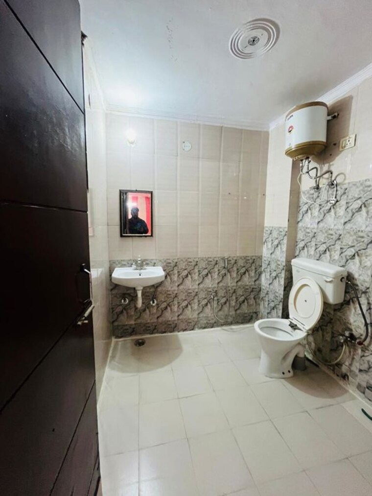 Bathroom, saket 3 Bedroom 1450 Sq.Ft. Builder Floor In Saket Delhi 9971504