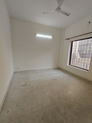 Room in 3 BHK Builder Floor at Super Mart 1, Sector 27 – for Rent