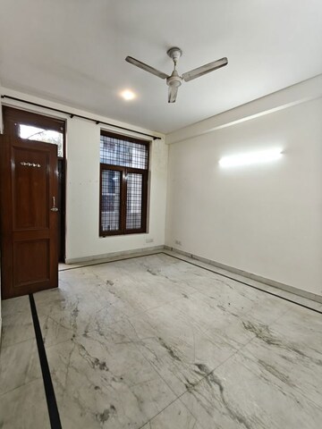 Room in 3 BHK Builder Floor at Super Mart 1, Sector 27 – for Rent