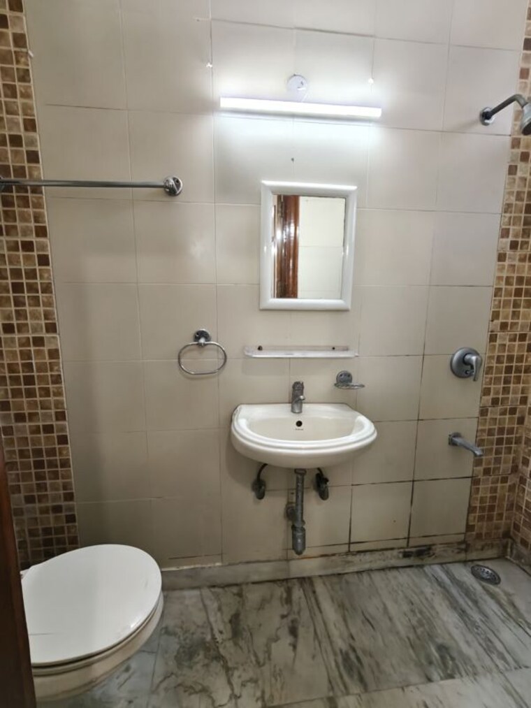 Bathroom, super-mart-1 3 Bedroom 263 Sq.Yd. Builder Floor In Sector 27 Gurgaon 9971511