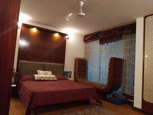 Room in 3 BHK Apartment at Green Park – for Rent