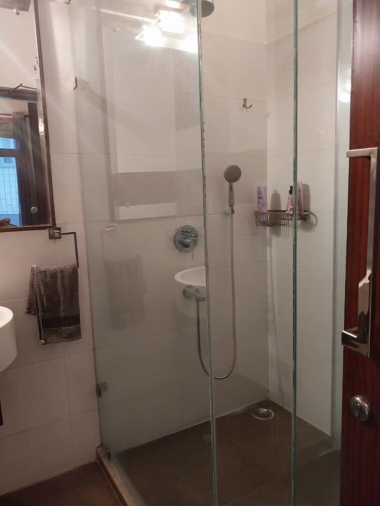 Bathroom, green park 3 Bedroom 2200 Sq.Ft. Apartment In Green Park Delhi 9971538