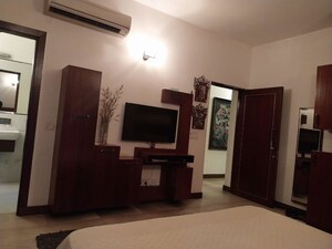 Room in 3 BHK Apartment at Green Park – for Rent