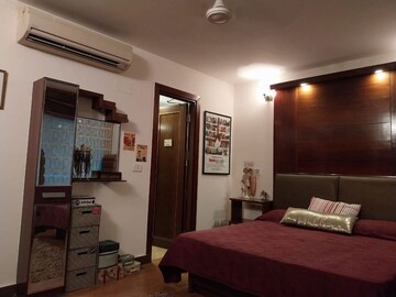 Room in 3 BHK Apartment at Green Park – for Rent