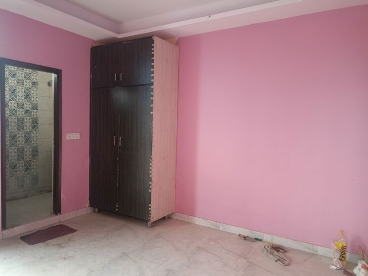 Room, sector 105 3 Bedroom 1200 Sq.Ft. Builder Floor In Sector 105 Gurgaon 9971556