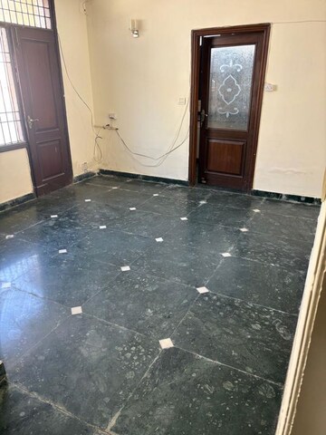Room in 3 BHK Builder Floor at Sector 40 – for Rent