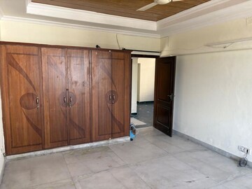 Room in 3 BHK Builder Floor at Sector 40 – for Rent