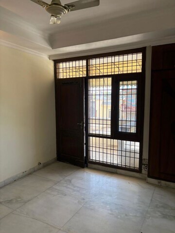 Room in 3 BHK Builder Floor at Sector 40 – for Rent