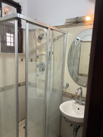 Bathroom in 3 BHK Builder Floor at Sector 40 – for Rent