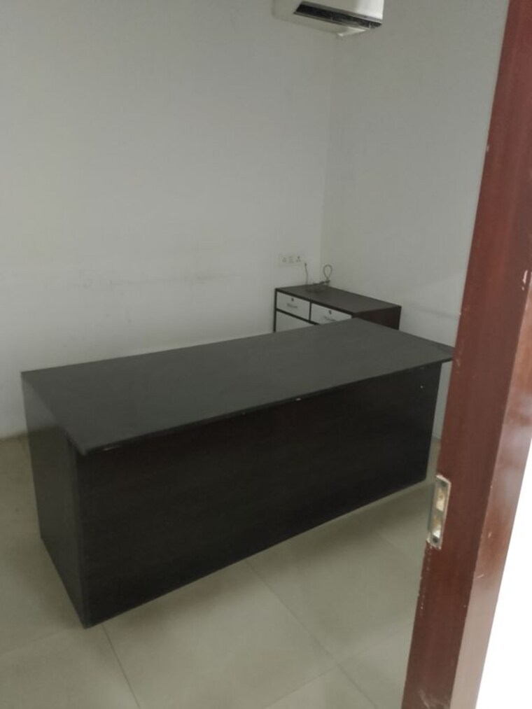 Floor Plan, sector 63 Commercial Office Space 1100 Sq.Ft. In Sector 63 Noida 9971653