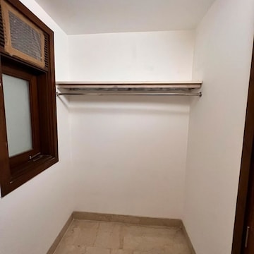 Room in 4 BHK Builder Floor at Green Park – for Rent
