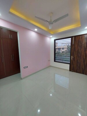 Room in 3.5 BHK Builder Floor at Ansal API Esencia, Sector 67 – for Rent
