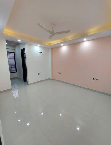 Room in 3.5 BHK Builder Floor at Ansal API Esencia, Sector 67 – for Rent