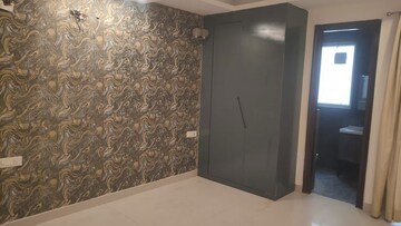 Room in 4 BHK Builder Floor at Ansal API Versalia, Sector 67a – for Rent