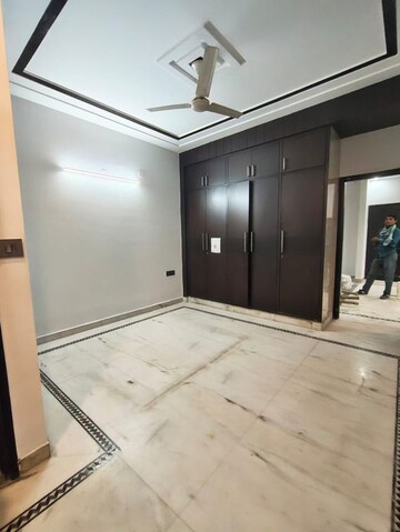 Room in 3 BHK Builder Floor at Saurabh Niwas, Sector 40 – for Rent