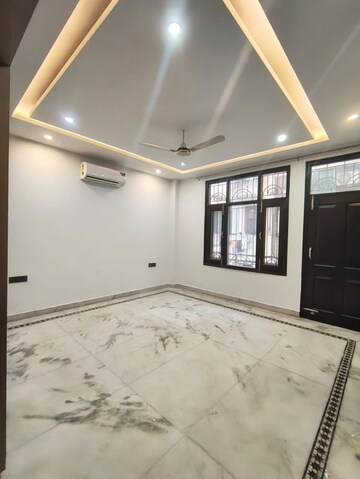 Room in 3 BHK Builder Floor at Saurabh Niwas, Sector 40 – for Rent