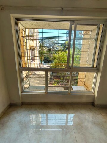 Room in 2 BHK Apartment at Lodha Amara, Kolshet Road – for Rent