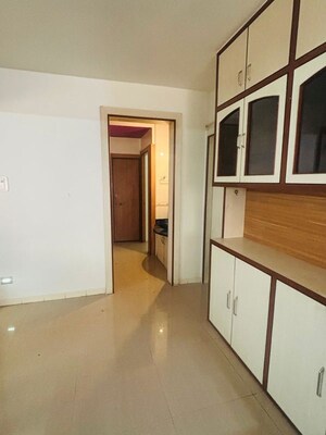 Room in 3 BHK Apartment at Mahadkar Residency, Paud Road – for Rent