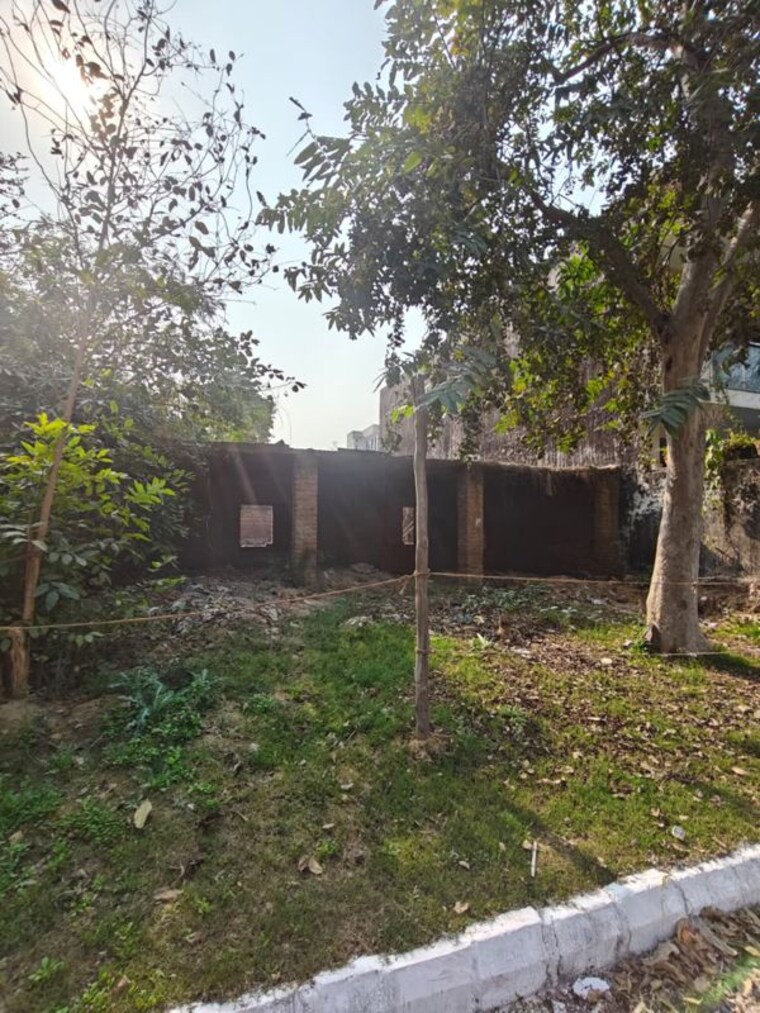 Garden, sector 105  200 Sq.Mt. Plot In Sector 105 Noida 9972014