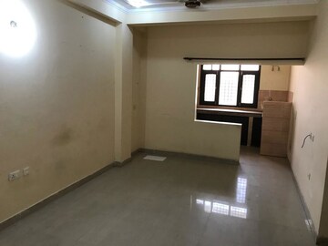 Room in 3 BHK Builder Floor at Sector 14 – for Rent