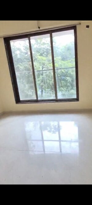 Room in 2 BHK Apartment at Khandelwal Sai Iconic, Andheri West – for Rent