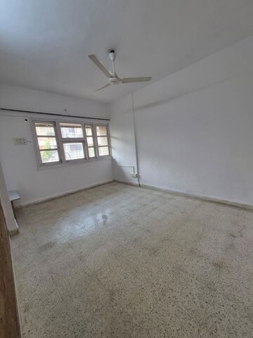 Room in 2 BHK Apartment at Silver Croft Andheri, Andheri West – for Rent