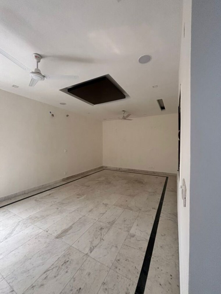 Room, greater kailash part 3 3 Bedroom 200 Sq.Yd. Builder Floor In Greater Kailash Part 3 Delhi 9972058