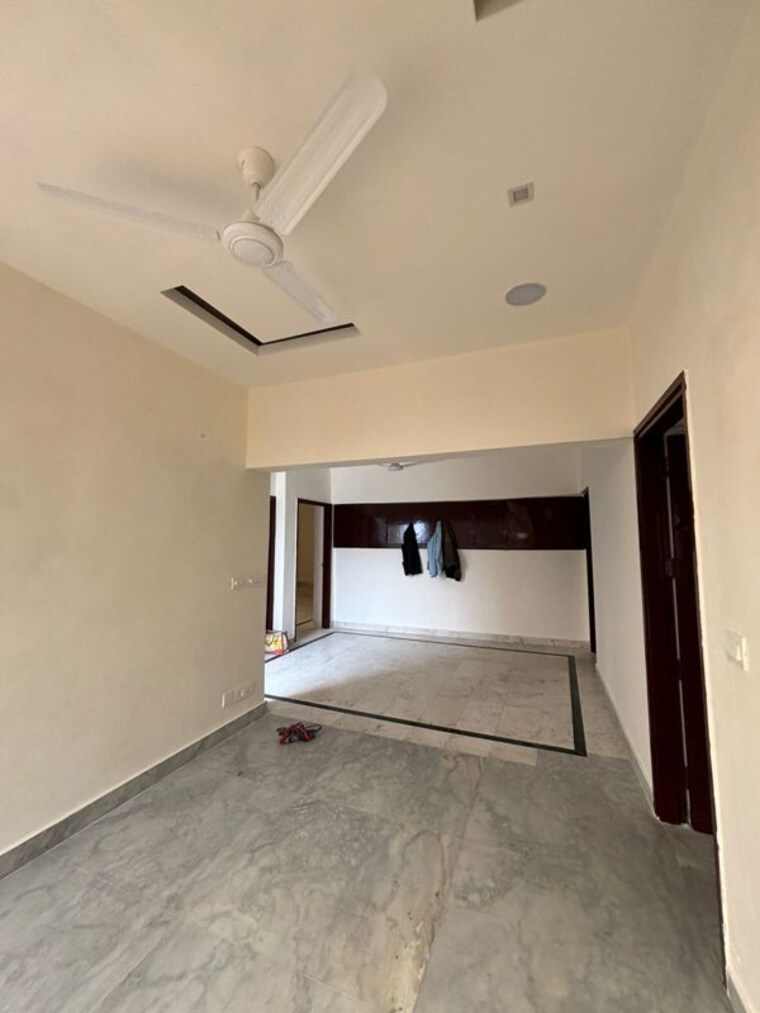 Room, greater kailash part 3 3 Bedroom 200 Sq.Yd. Builder Floor In Greater Kailash Part 3 Delhi 9972058